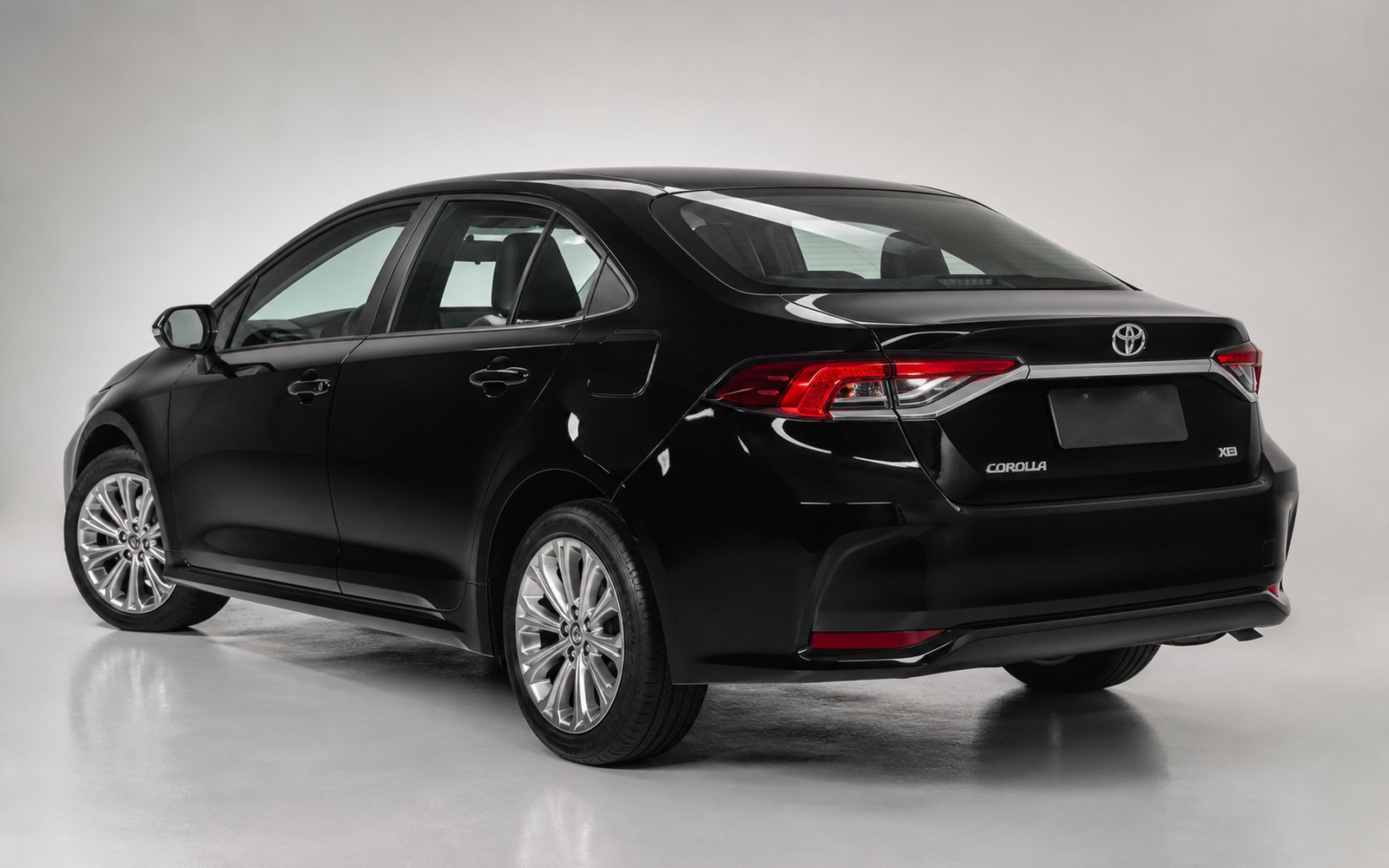Toyota Corolla branco em uma vitrine de exemplo